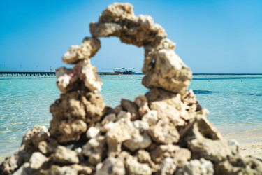 Каменный курган, обрамляющий пирс и бирюзово-красное море - Pippocarlot