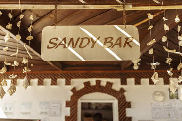 Вывеска бара Sandy Bar в Марса-Аламе, Египет, украшена ракушками - Pippocarlot