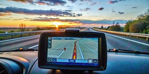 Поездка на автомобиле на закате с GPS-навигатором по свободной трассе. Генеративный ИИ - RomanZ