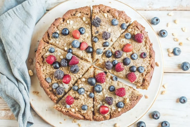 Вкусные овсяные кексы с ягодами, нарезанные и готовые к подаче на деревянный стол. Генеративный ИИ - RomanZ