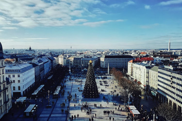 Вид сверху на оживленный центр города, украшенный к зимнему сезону. Генеративный искусственный интеллект - RomanZ