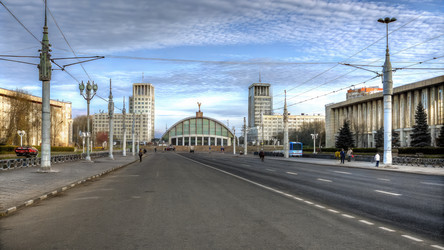 Городской пейзаж Минска с центральным проспектом, уникальной архитектурой и ясным небом. Генеративный ИИ - RomanZ