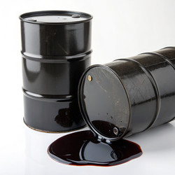 Черная бочка с сырой нефтью и следами разлива на белом фоне. Генеративный ИИ - RomanZ