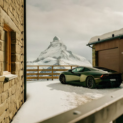 Lamborghini припаркован на заснеженной вершине горы в Швейцарии с потрясающим видом. Генеративный искусственный интеллект - RomanZ