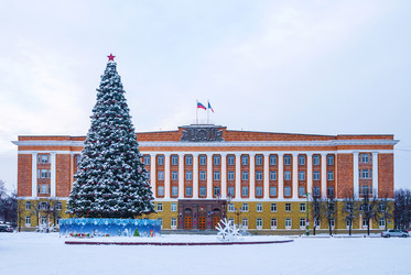 Великий Новгород, Россия - 27 декабря 2014 года: Фасад здания городской администрации и площадь с новогодней елкой перед зданием - DrVerner