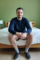 Портрет взрослого мужчины, сидящего на кровати, для рекламной кампании home lifestyle. - SeventyFour