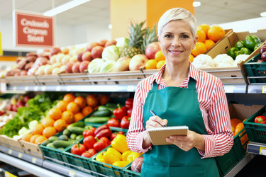 Портрет женщины средних лет, проверяющей наличие продуктов в магазине. - SeventyFour