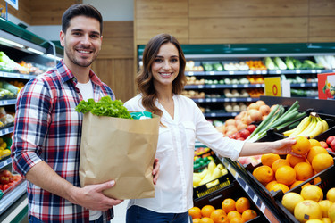 Портрет взрослой пары, покупающей свежие продукты в супермаркете. - SeventyFour