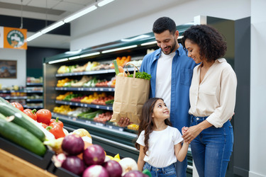 Совместный поход за свежими продуктами в супермаркет всей семьей - SeventyFour