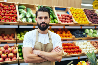 Портрет взрослого мужчины, стоящего в отделе овощей и фруктов в продуктовом магазине. - SeventyFour