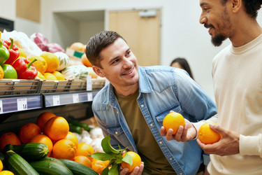 Кампания «взрослые мужчины выбирают свежие продукты при покупке продуктов в продуктовом магазине» - SeventyFour