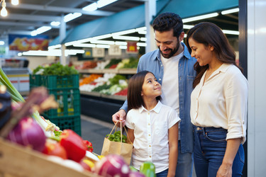 Семейные покупки свежих продуктов в супермаркете для здорового образа жизни - SeventyFour