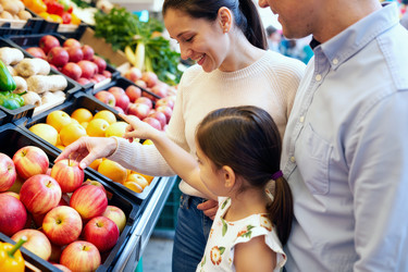 Семья выбирает свежие продукты для здоровых покупок в продуктовом магазине - SeventyFour