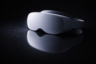 Футуристическая VR-гарнитура с отражением на темной поверхности - NeuroSky
