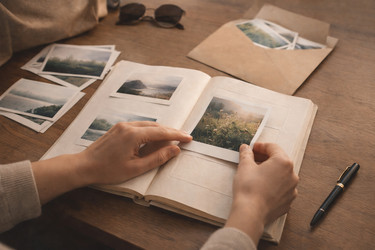 Размещение моментальных фотографий в винтажном фотоальбоме - NeuroSky