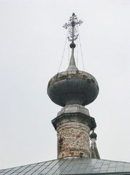 Крест и луковичный купол старинного православного храма. Купол церкви Усекновения главы Иоанна Предтечи в Суздале - Sveetlana