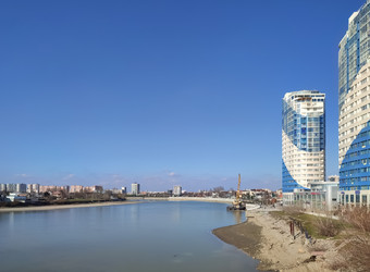 Городской пейзаж на реке с круизными лайнерами и мостом на закате в г. Краснодар - La_lumiere_froid1994