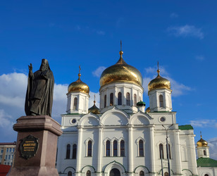 Памятник святителю Дмитрию Ростовскому рядом с Собором Рождества - La_lumiere_froid1994