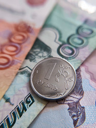 Деньги. Один российский рубль крупным планом среди других бумажных денег - Sveetlana