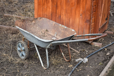 Садовая металлическая тележка-тачка в деревне. Garden metal wheelbarrow cart - Sveetlana