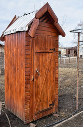 Новый деревянный уличный туалет на дачном участке - Sveetlana