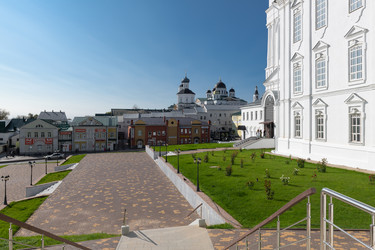 Вид на дома, торговые центры и городское движение на улице Мучной ряд в центре Старого города. Арзамас - kostya6969