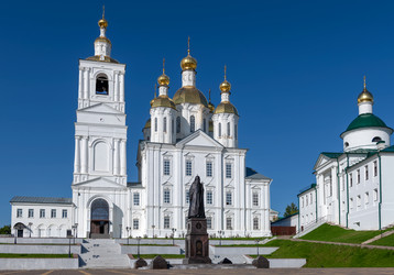 Памятник Патриарху Сергию Страгородскому в историческом центре города, напротив церкви Благовещения Пресвятой Богородицы. Арзамас - kostya6969