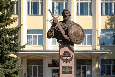 Памятник князю Дмитрию Пожарскому перед зданием администрации Борисоглебского муниципального района Ярославской области. Поселок Борисоглебский, Ярославская область - kostya6969