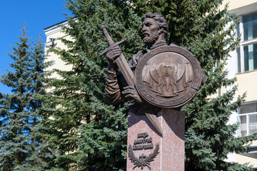Памятник князю Дмитрию Пожарскому перед зданием администрации Борисоглебского муниципального района Ярославской области. Поселок Борисоглебский, Ярославская область - kostya6969
