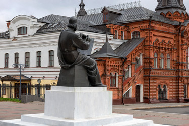 Монумент русскому иконописцу и живописцу Андрею Рублеву, расположенный в городе Владимир, в большом городском парке имени А. С. Пушкина. Вид на Большую Московскую улицу - kostya6969