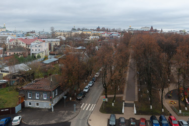 Вид на сквер имени Н. В. Гоголя и центр города осенним днем. Город Владимир - kostya6969