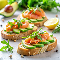 Вкусная брускетта со свежим лососем, авокадо, рукколой и огурцом, подается на деревянной разделочной доске в светлой кухонной обстановке. Генеративный искусственный интеллект - RomanZ