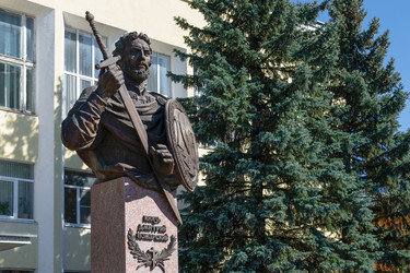Памятник князю Дмитрию Пожарскому перед зданием администрации Борисоглебского муниципального района Ярославской области. Поселок Борисоглебский, Ярославская область - kostya6969