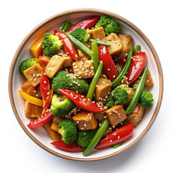 Вкуснейшее пряное блюдо из жареных овощей и тофу с кунжутом на белом фоне. Генеративный ИИ - RomanZ