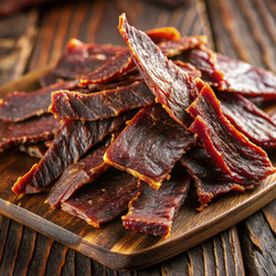 Вкусная вяленая говядина, щедро выложенная на деревенском деревянном блюде. Генеративный искусственный интеллект - RomanZ