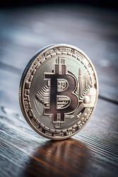 Серебряный биткоин на стандартных весах на фоне деревянного стола. Генеративный ИИ - RomanZ