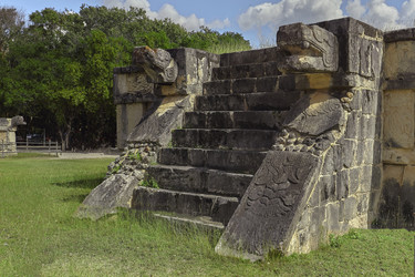 Exploring the majestic stone staircase with serpent heads at chichén itzá - Pippocarlot