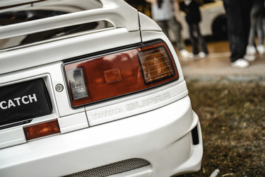 Белая задняя часть Toyota Supra с задними фонарями и спойлером - Pippocarlot