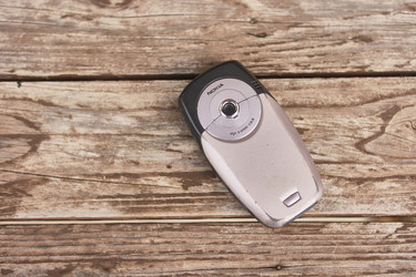 Винтажный смартфон Nokia 6600 лежит на деревянном столе - Pippocarlot