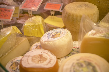 Сыры продаются на прилавке продуктового магазина. 6 - Pippocarlot
