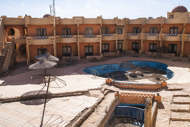 Заброшенный отель Marsa Alam с пустым бассейном - Pippocarlot