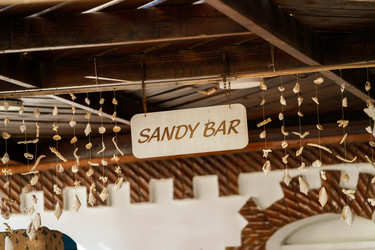 Вывеска бара Sandy Bar, украшенная ракушками - Pippocarlot