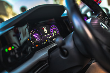 Современная приборная панель автомобиля отображает информацию во время движения - Pippocarlot