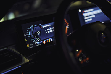 Интерьер автомобиля BMW с современной цифровой приборной панелью в ночное время - Pippocarlot