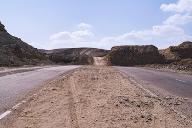 Пустынная дорога в Марса-Аламе, Египет, ведущая в горы - Pippocarlot