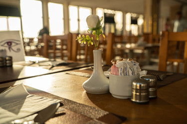 Сервировка стола в ресторане с изображением глаза Гора на рассвете в Марса-Аламе - Pippocarlot