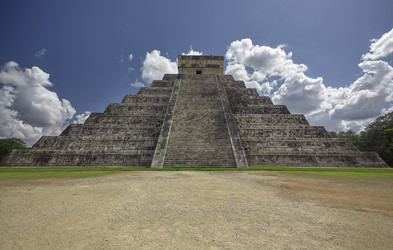 Majestic pyramid of chichén itzá under blue sky - Pippocarlot