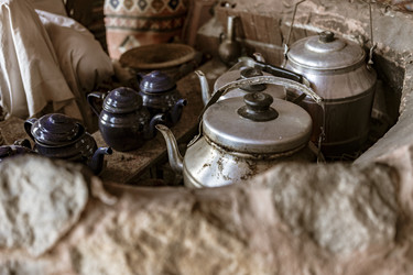 Старые чайники и заварочные чайники, стоящие на пустынной печи в Марса-Аламе, Египет - Pippocarlot