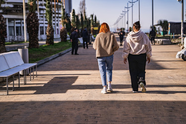 Женщины прогуливаются по набережной Батуми в солнечный день - Pippocarlot