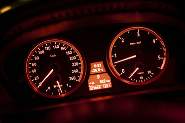 Подсвечиваемая приборная панель автомобиля, отображающая скорость, обороты двигателя и температуру в ночное время - Pippocarlot